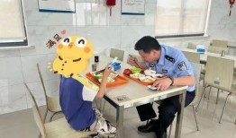 在派出所里吃瓜当团宠免费看,团宠待遇下的免费看瓜奇遇