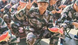 吃瓜军训视频网站下载免费,免费下载，笑翻校园