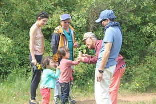 娱乐吃瓜酱老爷爷打伞,娱乐界新潮流
