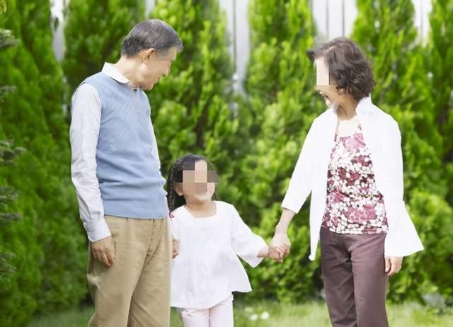 娱乐吃瓜酱老爷爷打伞,娱乐界新潮流